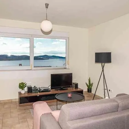 In Okrug Gornji With Sea View, Terrace, Air Conditioning, Wifi 5051-2 Apartman *